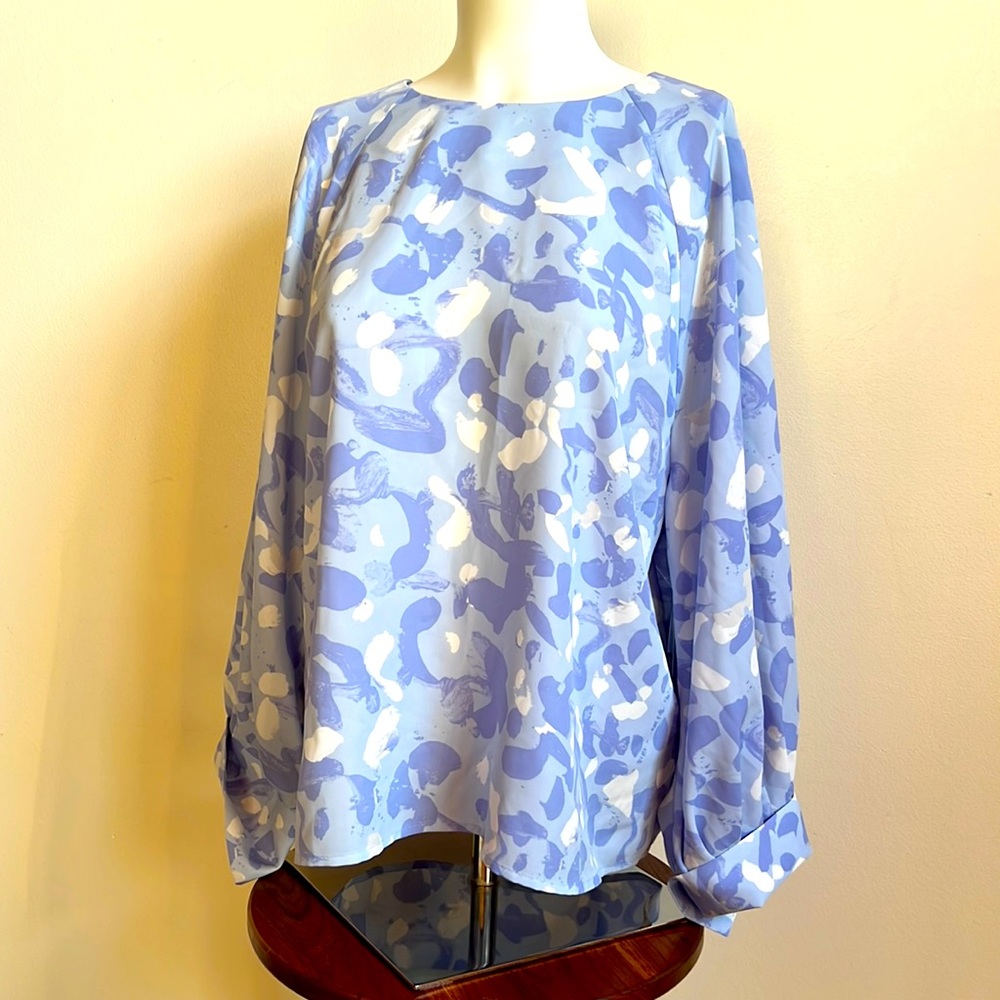 Nine West NWT top with large sleeve in pale purple and white design